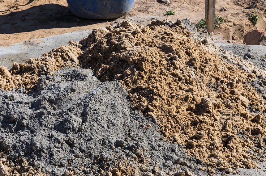 Цемент и песок для приклейки плитки