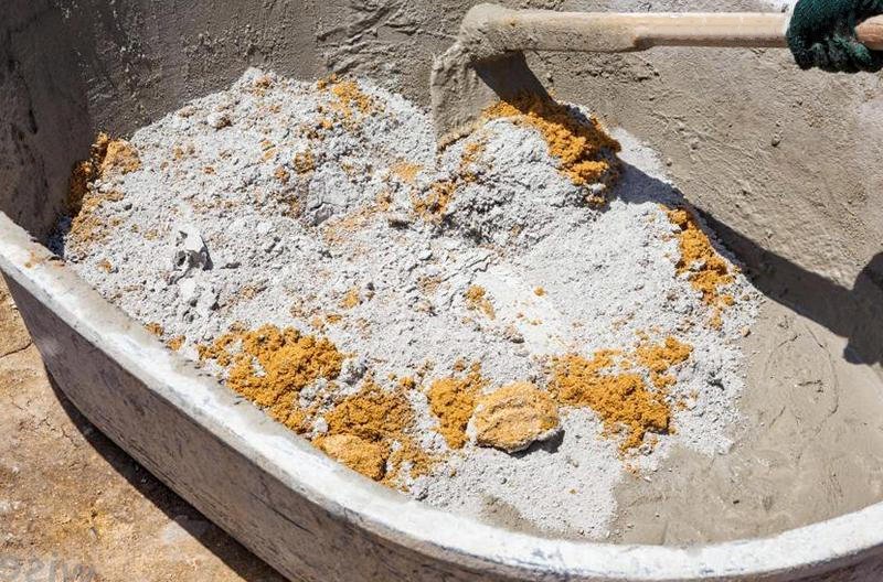 Смешивание цемента с песком для плиточного клея